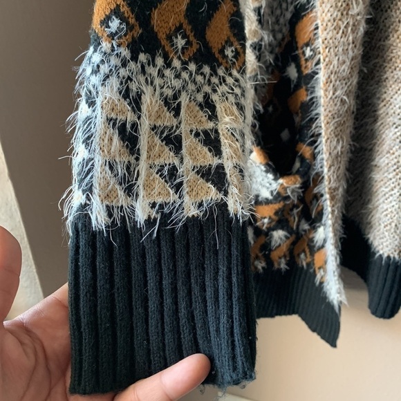 OLIVER Geometric Fuzzy Long Sleeve Cardigan - Picture 5 of 7